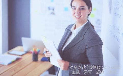 接天莲叶无穷碧,映日荷花别样红.这两句诗是什么意思