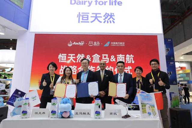 进博零时差“展品变商品”，今日签约的新西兰鲜牛乳已经能在杭州盒马买到了图