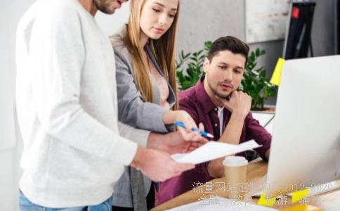 我的基金赔了40%是赎回还是继续持有